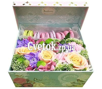 Цветы в коробке с макаронс