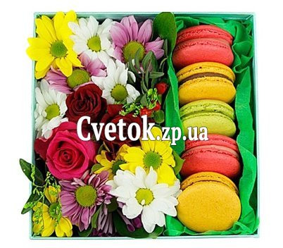 Цветы в коробке с макарунс