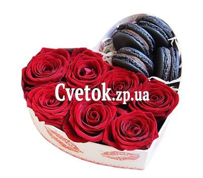 Цветы в коробке в виде сердца
