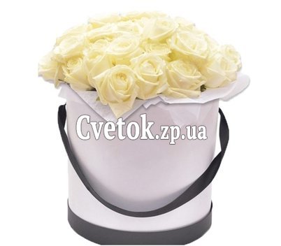 Композиция из белых роз в коробке