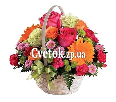 Композиция из цветов в корзине
