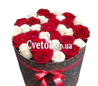 Композиция из роз в коробке