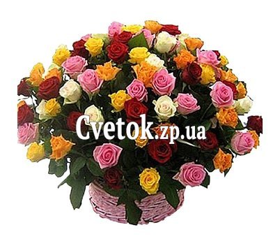 Композиция из роз в корзине