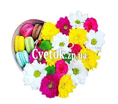 Коробка цветов с макарунами