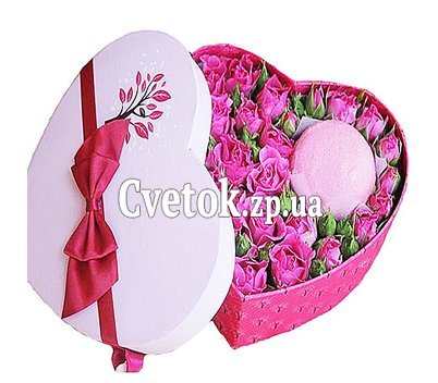 Коробка кустовых роз и макарун