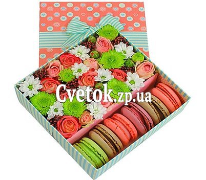 Коробка с цветами и макаронами