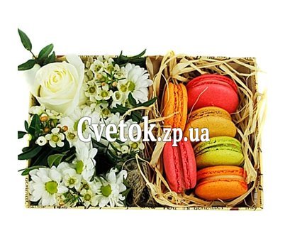 Коробка с цветами и сладостями купить