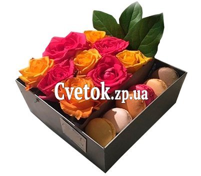 Коробка с живыми цветами и сладостями