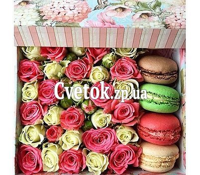 Коробка со сладостями и цветами