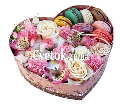 Коробочка макарун с цветами