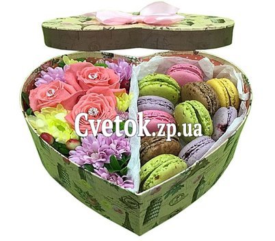 Коробочка с цветами и сладостями