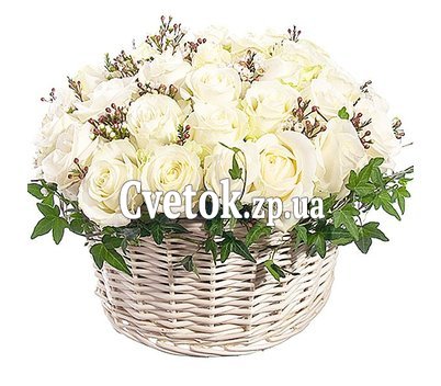 Корзина белых роз с зеленью