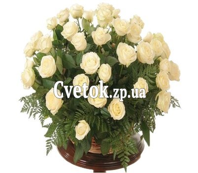 Корзина с белыми розами для женщины
