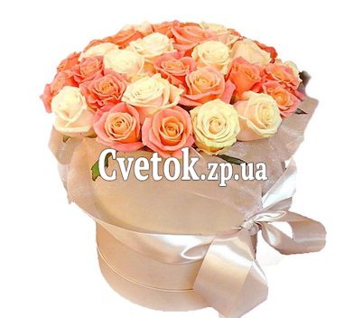 Красивая коробка из белых и персиковых роз