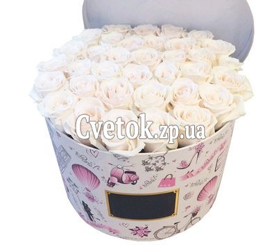 Красивая коробка с белыми розами