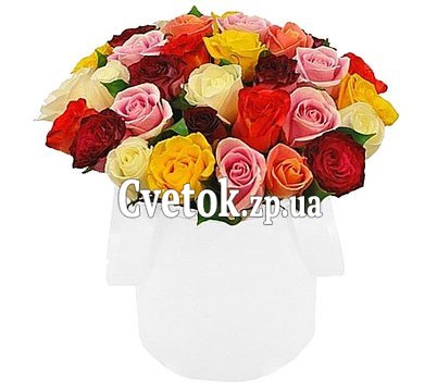 Красивые розы в шляпной коробке