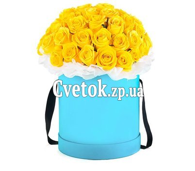 Красивые желтые розы в коробке