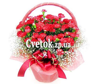 Красные гвоздики в корзине