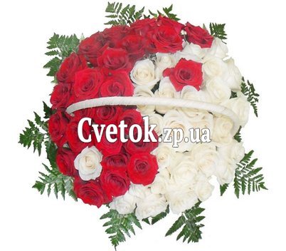 Красные и белые розы в корзине