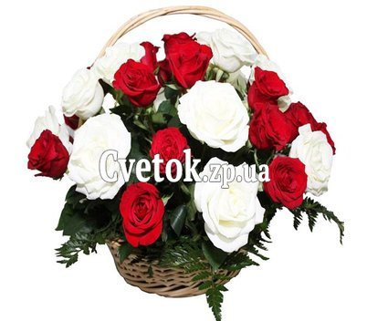 Красные и белые розы в корзинке