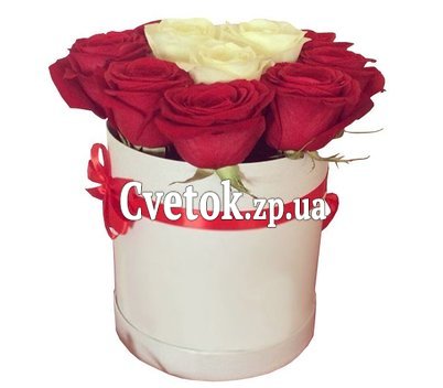 Красные и белые розы в круглой коробке