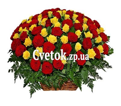 Красные и желтые розы в корзине