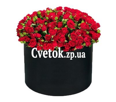Красные кустовые розы в коробке