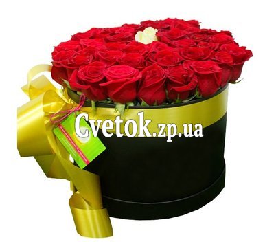 Красные розы а внутри белая в коробке