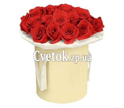 Красные розы в шляпной коробке