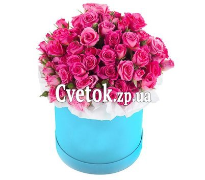 Кустовые розовые розы в коробке