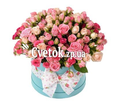 Кустовые розы в круглой коробке