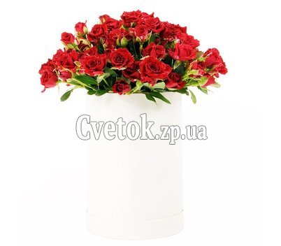 Кустовые розы в шляпной коробке