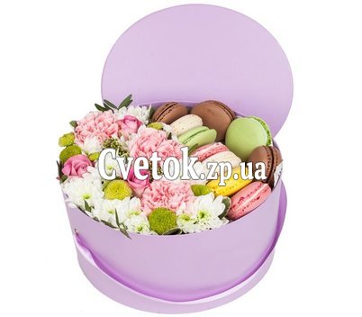 Макарунс и цветы в коробке