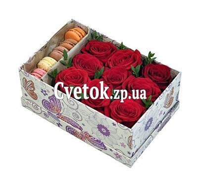 Макаруны и розы в коробке