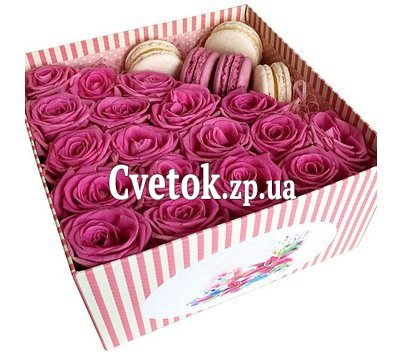 Macaroons with flowers