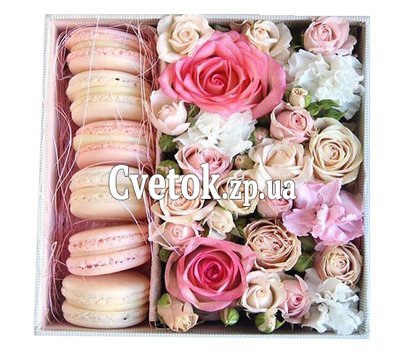 Macaroons with flowers in a box