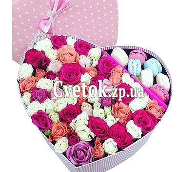 Макаруны в коробке с цветами