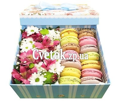 Макаруны в коробке с цветами купить