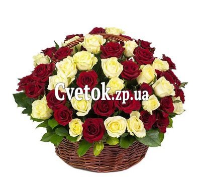 Микс белых и красных роз корзина
