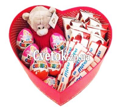 Мягкая игрушка и киндеры в коробке