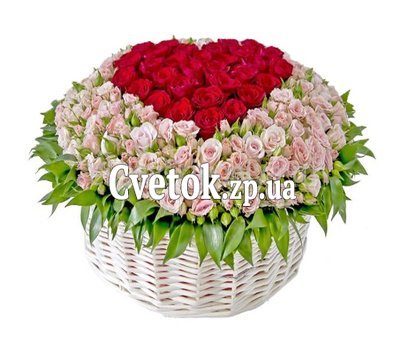 Оригинальная корзина цветов из кустовых и обычных роз