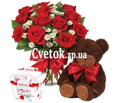 Плюшевый мишка с цветами и конфетами
