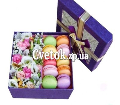 Подарочная коробка макаруны и цветы
