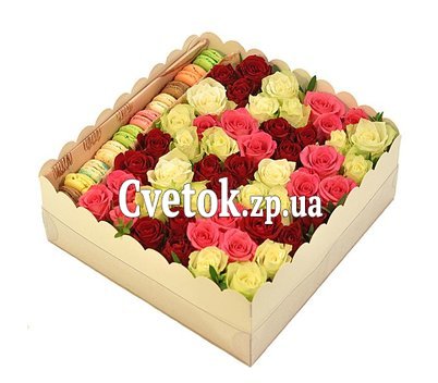 Подарочная коробка с цветами и сладостями