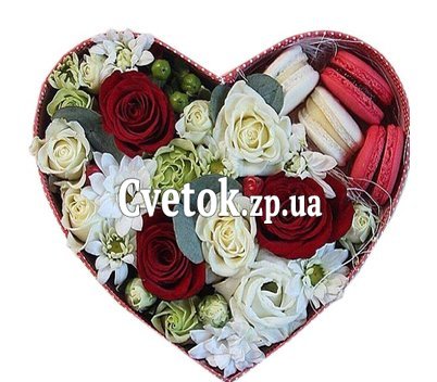 Подарочная коробка с макаронами и цветами