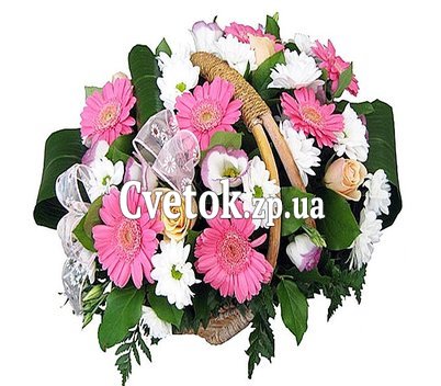 Разные цветы в корзине