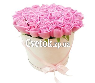 Розовые розы в шляпной коробке