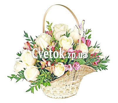 Розы и альстромерии в корзинке