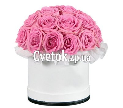 Розы розового цвета в коробке