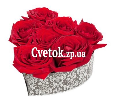 Розы в коробке сердце